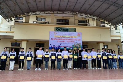 Trao giấy chứng nhận trong kì thi học sinh giỏi cấp trường năm học 2025 -2026